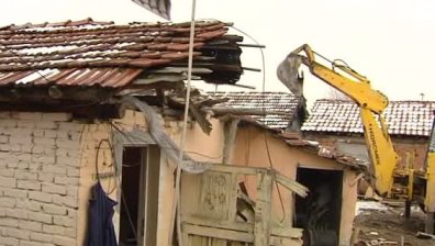 В Бургас започна събаряне на незаконни постройки в ромската махала