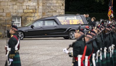 Кортежът с ковчега на кралицата пристигна в Единбург