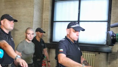 Михайлов искал вкъщи при семейството си, Адвокат: Провокирали са го за боя в ареста
