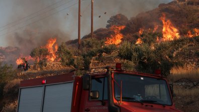 Хиляди местни и туристи са напуснали Крит заради пожара, пламъците погълнаха домове и бизнеси
