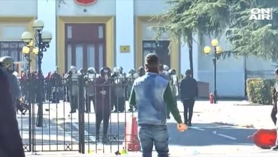 Антиправителствени демонстранти опитаха да нахлуят в парламента на Албания