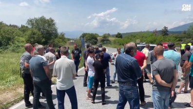 Животновъди блокираха Подбалканския път: "Искат да ни вземат хляба и да убият миналото"