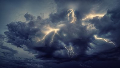Мълния удари смъртоносно турист на връх Ком