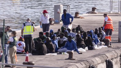 Повече от 60 бежанци се удавиха край Канарските острови, властите спасиха 227 души