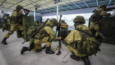Русия увеличава армията, дава военна униформа на сирийци и египтяни