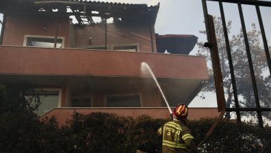 Пожар в Атина: Двама души са в болница с дихателни проблеми