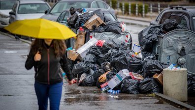 Квартал "Люлин" в София затъва в боклуци (СНИМКИ)