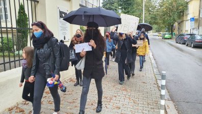 Протест пред полското посолство в София срещу закона за абортите (+СНИМКИ)