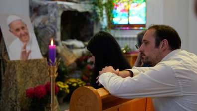 Траурни камбани огласиха София след смъртта на Франциск: "Беше иновативен папа"