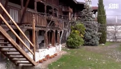 Маскирани и въоръжени нахлуха в Роженския манастир да търсят съкровище