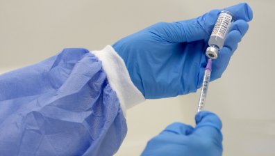 Китай даде старт на мащабно клинично изпитване на ваксина срещу Омикрон