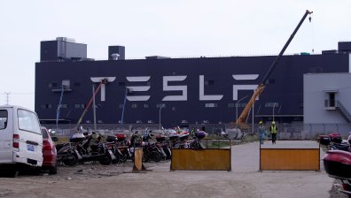 Tesla отваря голям завод в Европа