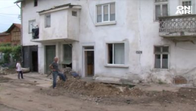 Семейство от Кочериново денонощно изпомпва вода от къщата си