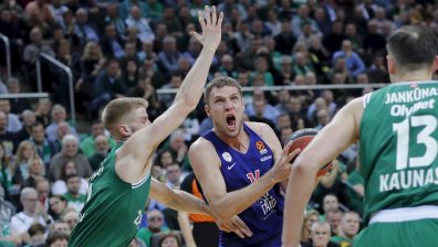 Везенков преподписа с "Олимпиакос" за още 2 години