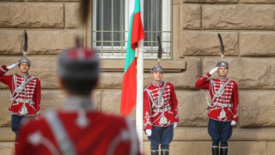 Националният трибагреник беше издигнат по случай Деня на народните будители