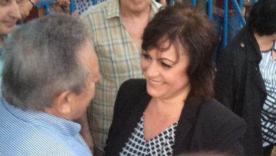 Нинова поднесе венци на събора в Петрова нива