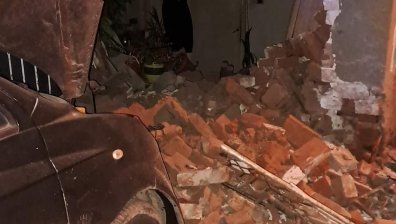 Кола се вряза в къща в Нови Искър