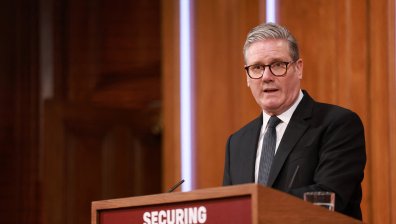 Задържаха младеж за палежа в дома на британския премиер Киър Стармър