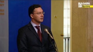 Пропускането на руски самолети за Сирия ще е възможно след проверки, заяви министър Митов