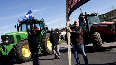 Гръцките фермери подкарват трактори към Атина, блокират всички гранични пунктове