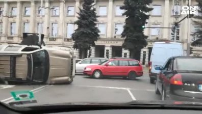 Джип се е обърнал по таван на столичен булевард 