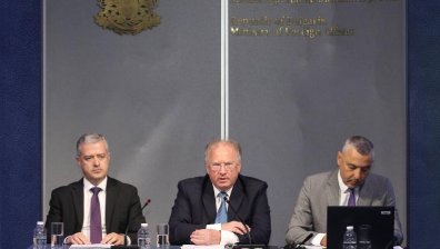 МВнР иска промени в ИК: Българите в чужбина да гласуват по пощата с активна регистрация