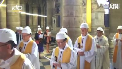 30 души присъстваха на първата литургия в Нотр Дам