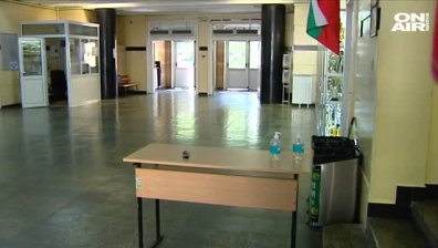Родители настояват те да решават дали децата им да учат в училище или онлайн