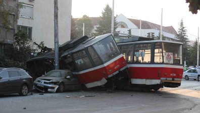 Запис показва как някой бута лоста на трамвая, забил се в подлез в София с 80 км/ч