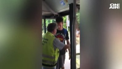 Контрольор оприличи пътник на "гратисчия" - сваля го от автобуса