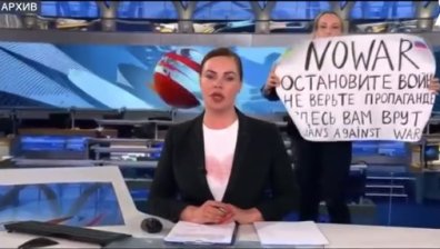 "Не на войната, спрете войната": 8,6 г. затвор и разбито семейство за журналиста Марина Овсянникова