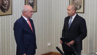 Румен Радев връчи на Димитър Главчев мандат за съставяне на кабинет