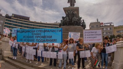 Мед. сестрите продължават с протестите, посрещат депутатите с палатков лагер