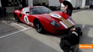 Специален парад на  Porsche 911 и  Aston Martin на  Silverstone Classic