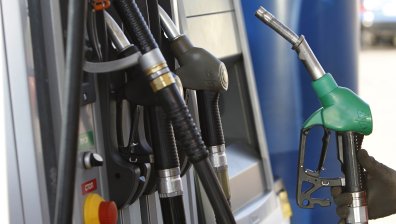 Депутатите в икономическата комисия подкрепиха 33% данък на свръхпечалбите при горивата