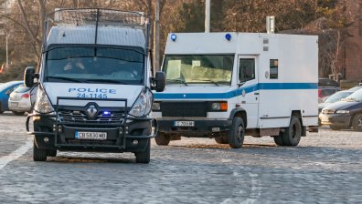 30-годишен бие, размахва пистолет и заплашва с убийство жена в София