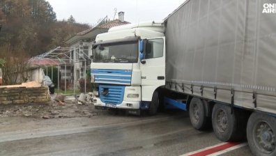 Живот в страх от фучащи ТИР-ове: Във Великотърновско искат повече камери за скорост