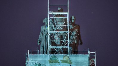 Премахнаха с флекс ръката на Шпагин, демонстрация пред Паметника на Съветската армия