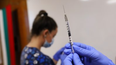 Специалист: Да се помисли за задължително ваксиниране в определени групи