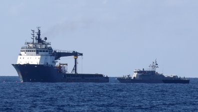 Санкциониран руски кораб транспортира военна техника през Ламанша