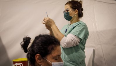 Лидерът по поставени ваксини Израел затяга мерките срещу Ковид-19