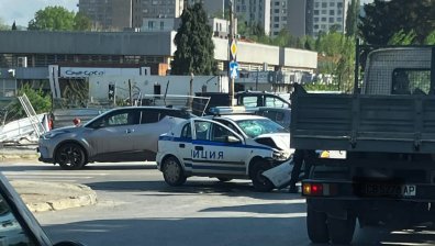 Ранени полицаи след катастрофа между патрулка и други две коли в София