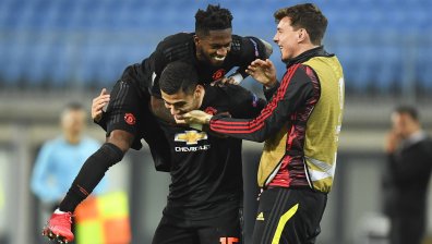 "Юнайтед" и "Сити" с жест, няма да пипат заплатите на футболистите си