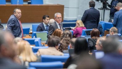 Разнопосочни реакции в парламента след неочаквания развой при ДПС