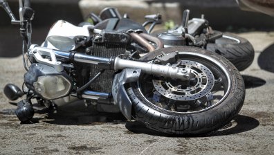 Двама мотористи се удариха на АМ "Хемус", единият е в тежко състояние