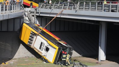 Автобус падна от мост във Варшава, двама са загинали, 20 са ранени