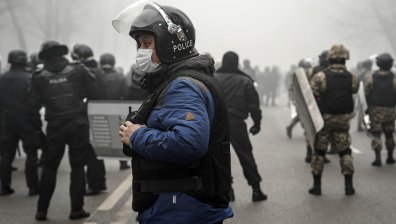 Десетки са жертвите в Казахстан, над 3000 са арестуваните, а стрелбите в Алмати продължават