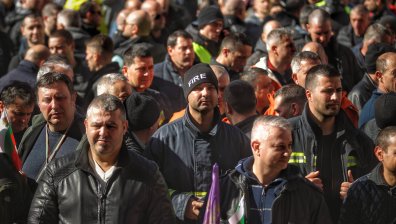 Пожарникари, музейни работници и шофьори в градския транспорт протестираха пред НС