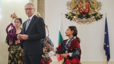 Роми танцуваха и сурвакаха Денков преди Банго Васил