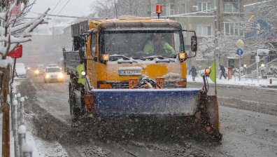 След обилния снеговалеж: Продължава почистването на пътищата